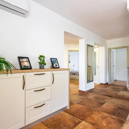 Niksa Apartment Podstrana